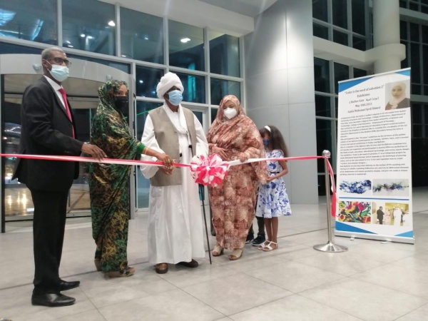 معرض تشكيلي للفنانة عايدة أحمد بالمرفأ