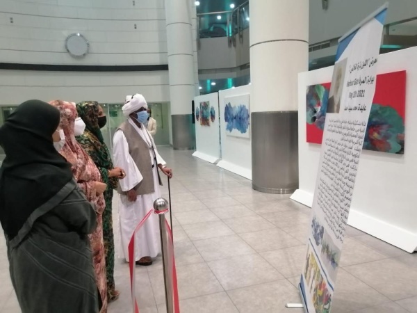 معرض تشكيلي للفنانة عايدة أحمد بالمرفأ