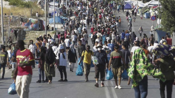 إجراءات غير مسبوقة في أوروبا.. استقبال اللاجئين بمدافع الصوت وقوانين الإبعاد إلى رواندا