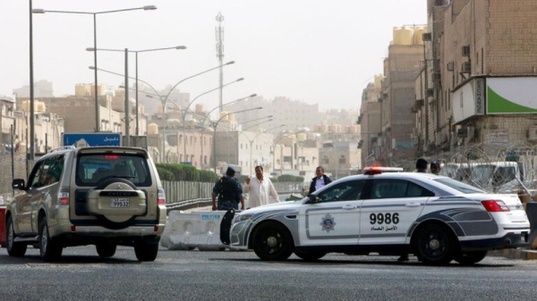 الكويت.. إحالة ثلاثة شبان إلى مباحث الآداب بتهمة التشبه بالنساء!