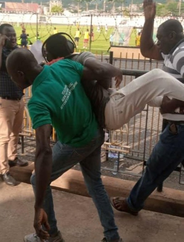 جماهير غاضبة تلقي بمعلق مباراة فريقها خارج الملعب بسبب رأيه حول ركلة جزاء (صور)