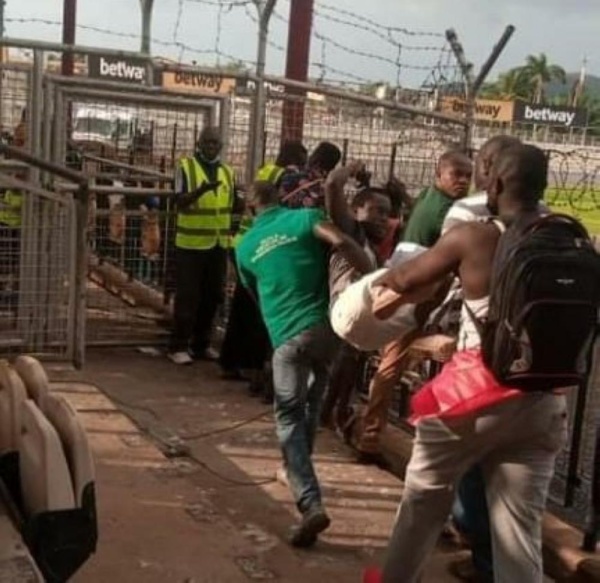 جماهير غاضبة تلقي بمعلق مباراة فريقها خارج الملعب بسبب رأيه حول ركلة جزاء (صور)