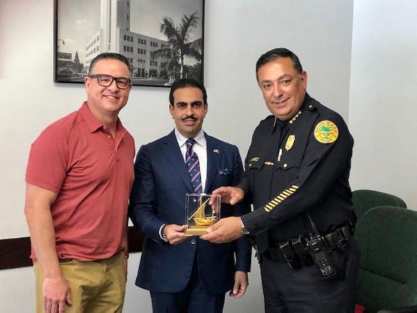 سفير البحرين لدى أمريكا يوقع مذكرة تفاهم مع مدير مدينة ميامي تركز على التعاون وتبادل الخبرات في مجال شرطة المجتمع ومكافحة الجرائم العابرة للحدود