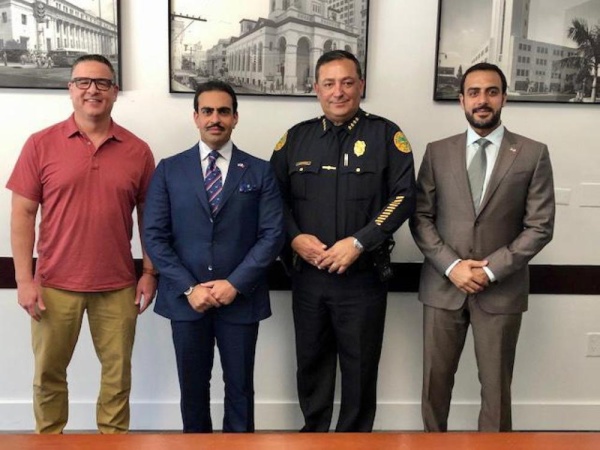 سفير البحرين لدى أمريكا يوقع مذكرة تفاهم مع مدير مدينة ميامي تركز على التعاون وتبادل الخبرات في مجال شرطة المجتمع ومكافحة الجرائم العابرة للحدود