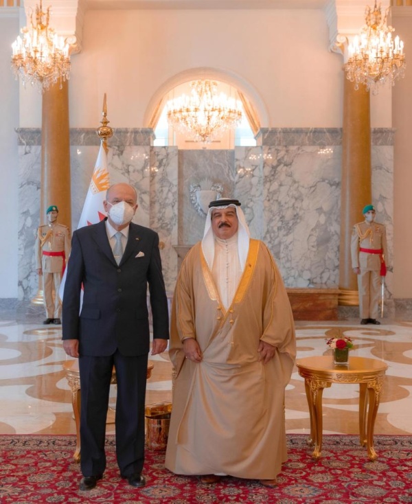 الملك يتسلم أوراق اعتماد اثنى عشر سفيراً جديداً لدى البحرين
