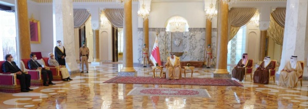 الملك يتسلم أوراق اعتماد اثنى عشر سفيراً جديداً لدى البحرين