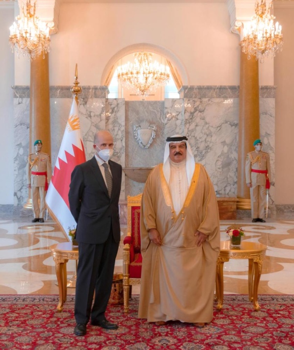 الملك يتسلم أوراق اعتماد اثنى عشر سفيراً جديداً لدى البحرين