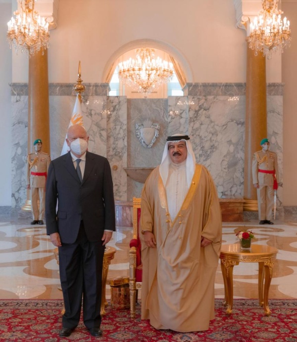 الملك يتسلم أوراق اعتماد اثنى عشر سفيراً جديداً لدى البحرين