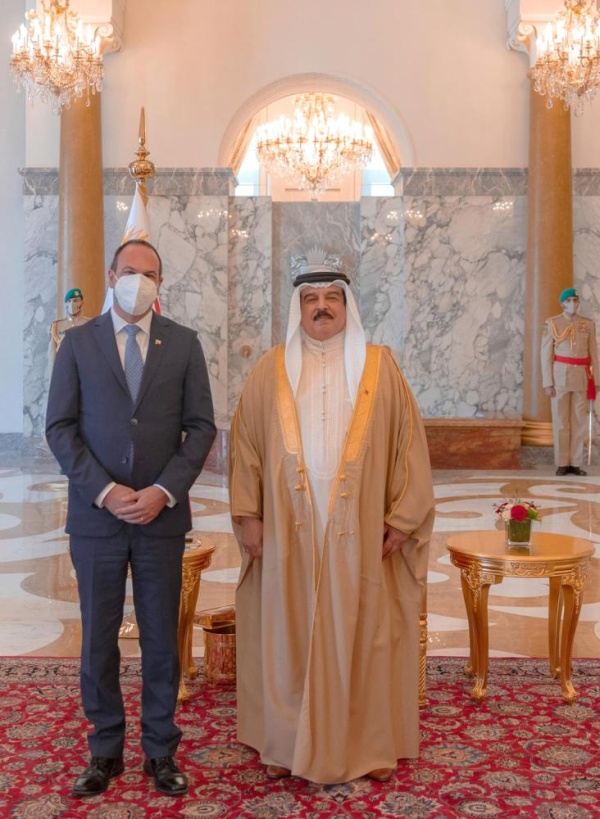 الملك يتسلم أوراق اعتماد اثنى عشر سفيراً جديداً لدى البحرين