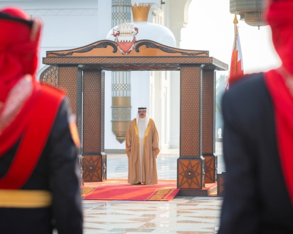 الملك يتسلم أوراق اعتماد اثنى عشر سفيراً جديداً لدى البحرين
