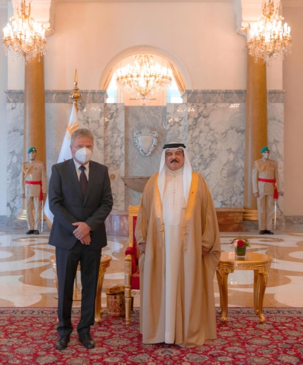 الملك يتسلم أوراق اعتماد اثنى عشر سفيراً جديداً لدى البحرين