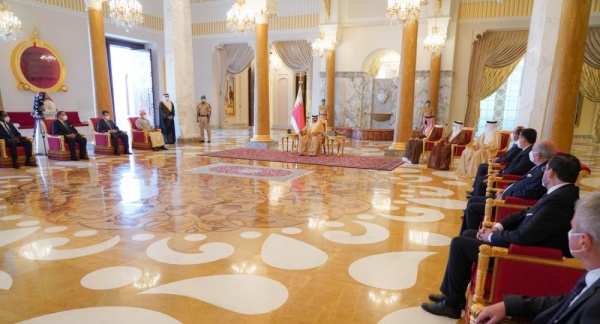 الملك يتسلم أوراق اعتماد اثنى عشر سفيراً جديداً لدى البحرين