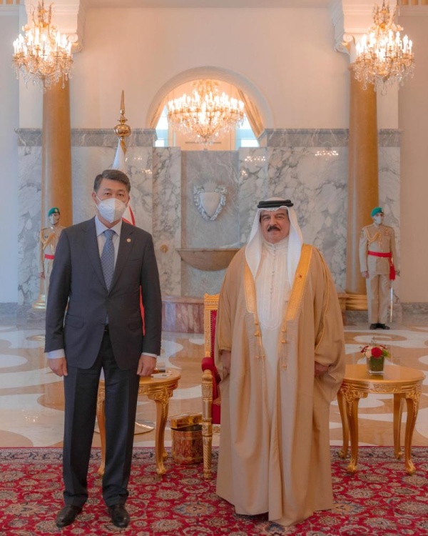 الملك يتسلم أوراق اعتماد اثنى عشر سفيراً جديداً لدى البحرين