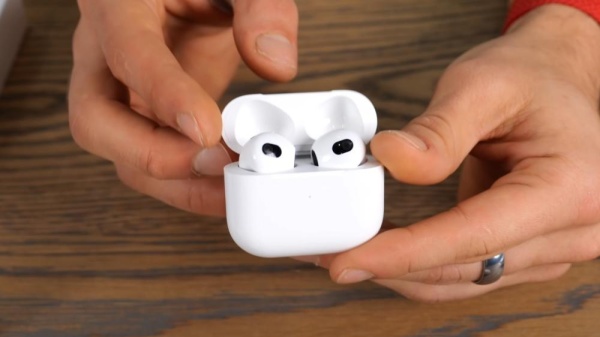 هل حقاً سماعة AirPods تصدر إشعاعات ضارة؟