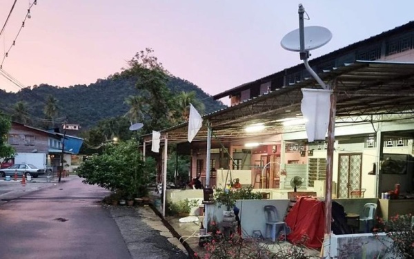 صور.. ماليزيون يرفعون رايات بيضاء طلبا للعون من كورونا