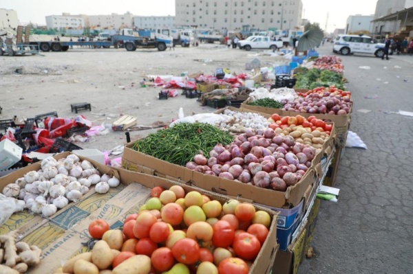 البلدية الجنوبية تزيل نحو 100 فرشة مخالفة للباعة الجائلين في راس زويد