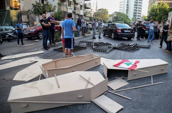 تحطيم محتويات مطاعم جنوبي لبنان احتجاجاً على اعتذار الحريري