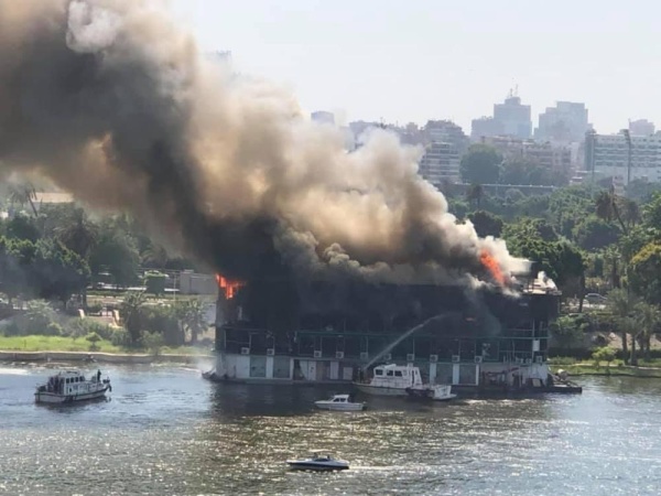 حريق يلتهم باخرة نيلية في مصر