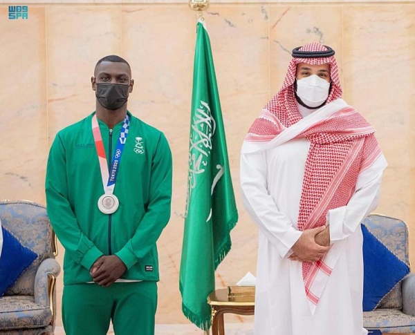 محمد بن سلمان يلتقي اللاعب طارق حامدي الحائزعلى الميدالية الفضية في أولمبياد طوكيو