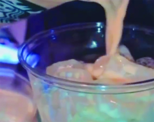 بحريني يكتشف حركة تملأ 3 أكواب كوفي بسعر كوب واحد