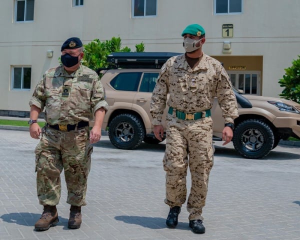 خالد بن حمد يزور منشأة الإسناد البحري البريطاني