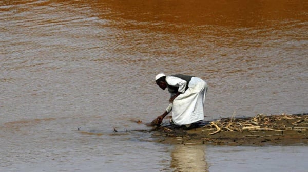 بعد "نهر الجثث".. السودان يستدعي سفير إثيوبيا