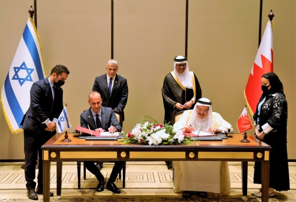 وزير الخارجية ونظيره الإسرائيلي يوقعان عددًا من مذكرات التفاهم