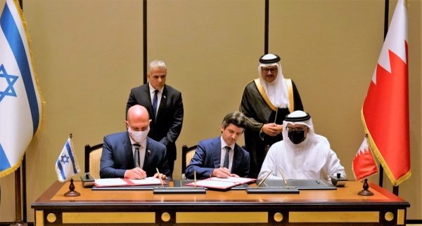 وزير الخارجية ونظيره الإسرائيلي يوقعان عددًا من مذكرات التفاهم