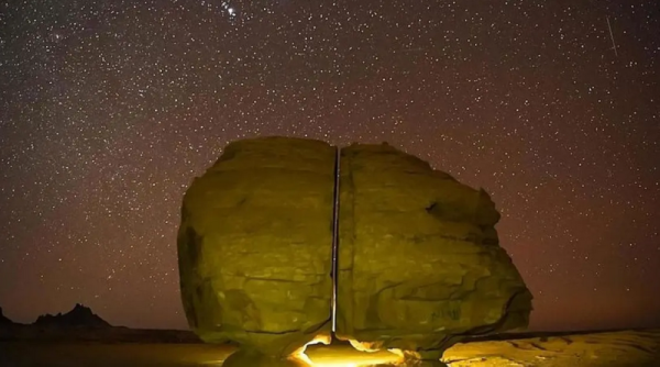 لم تقسم نصفين بالليزر.. سر صخرة عجيبة في السعودية