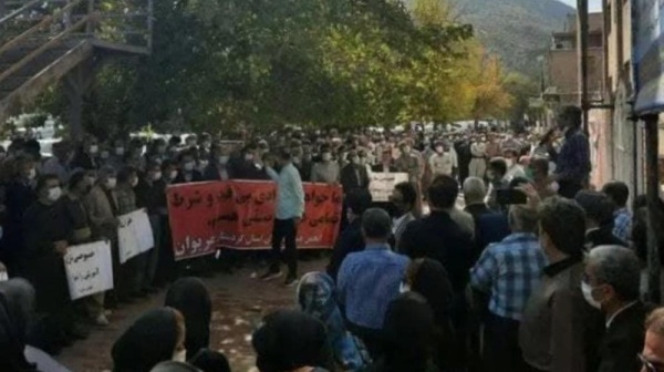 معلمو إيران يحتجون مجدداً.. "صوتنا مخنوق"