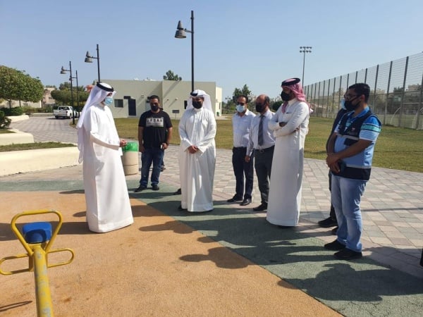 مدير عام بلدية "الجنوبية" والبلدي جناحي يؤكدان أهمية تعزيز الوعي بالنظافة العامة في حديقة خليفة الكبرى بالرفاع