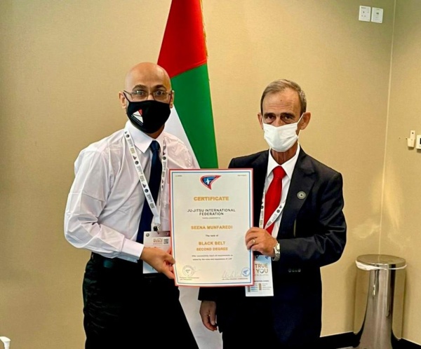 الاتحاد الدولي للجوجيتسو يمنح الحكم الدولي سينا منفردي الرتبة الثانية من الحزام الأسود