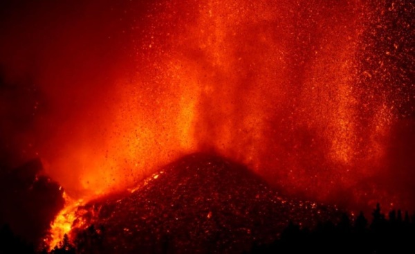 حمم بركان لابالما تواصل التدفق نحو الأطلسي