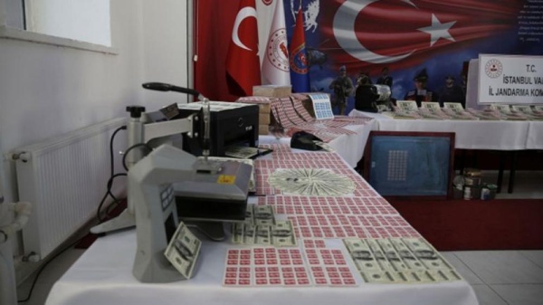 ضبط مطبعة لطباعة الدولارات المزيفة في تركيا