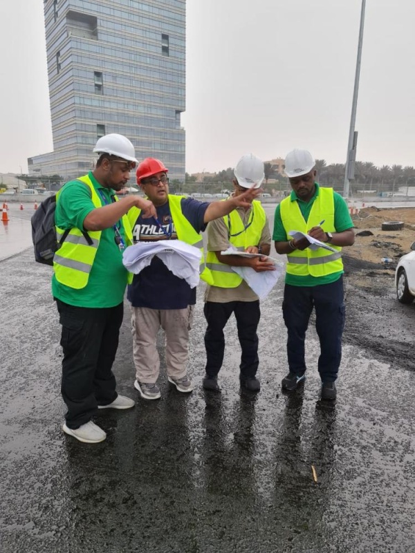 وفد اتحاد السيارات يزور حلبة كورنيش جدة ويعاين جميع نقاطها