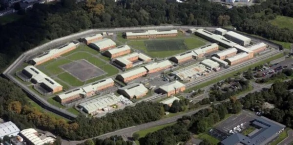 أسلحة ومخدرات وعصابات إجرامية.. مشاهد مرعبة من سجن ميندي في ليفربول