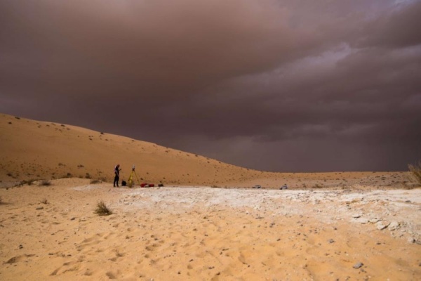 علق بصحراء سعودية ليومين.. فيديو لسوداني "يا مرحباً بالفزعة"