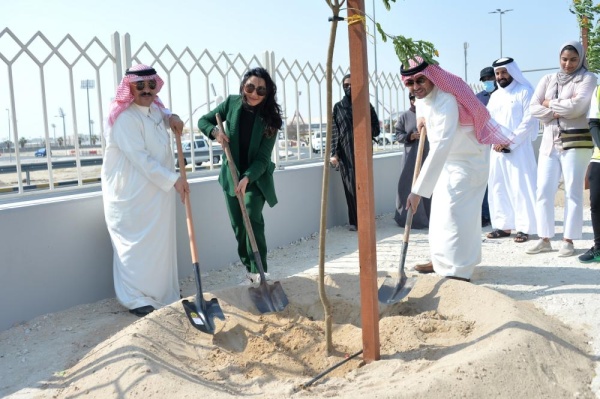 "البحرين الوطني" يشارك في المرحلة الثانية من مشروع "تشجير البحرين"