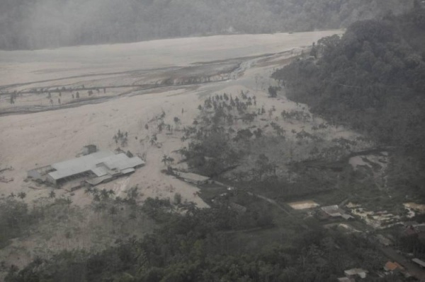 بالصور.. ارتفاع حصيلة قتلى ثوران بركان سيميرو في إندونيسيا