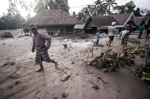 بالصور.. ارتفاع حصيلة قتلى ثوران بركان سيميرو في إندونيسيا