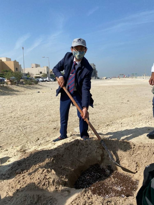 "فريد بدر" تدعم تشجير ممشى سماهيج