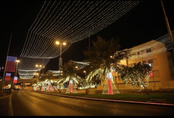 "الجنوبية" تزيّن الشوارع بمظاهر الإنارة الليلية احتفالاً بالأعياد الوطنية