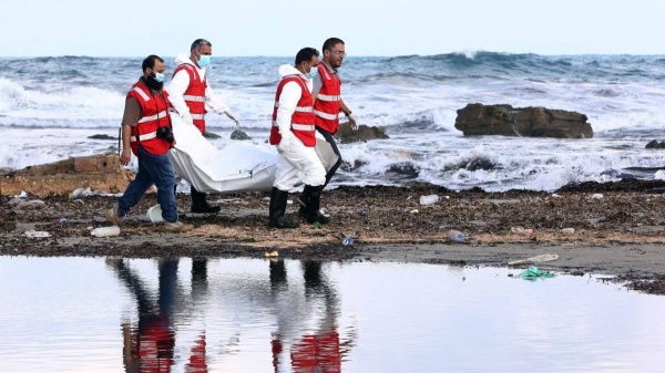 إحداها لرضيع.. جثث أكثر من 12 مهاجرًا تطفو على ساحل ليبيا