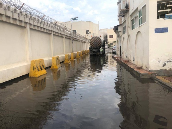 بالصور.. جهود وزارة الاشغال والبلديات في شفط مياه الامطار