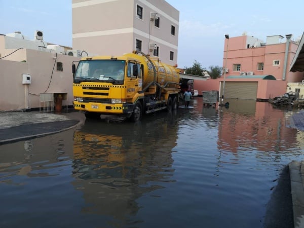 بالصور.. جهود وزارة الاشغال والبلديات في شفط مياه الامطار