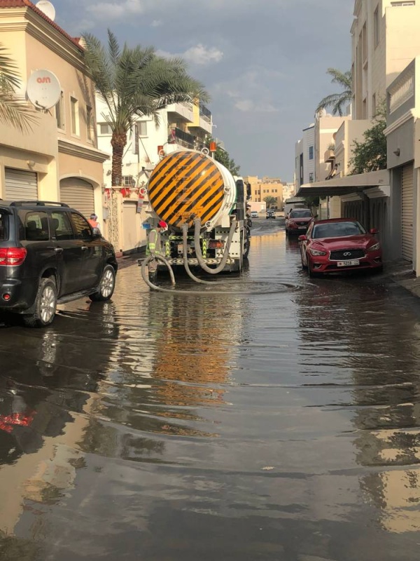 بالصور.. جهود وزارة الاشغال والبلديات في شفط مياه الامطار