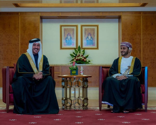 خالد بن حمد يجري مباحثات مع ذي يزن بن هيثم لدعم التعاون البحريني العماني