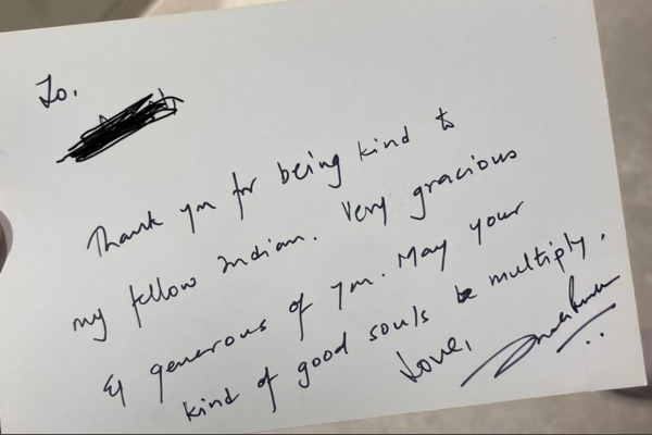 شاروخان يشكر مصرياً على "جدعنته" مع سائحة هندية