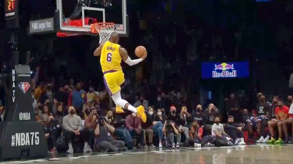 ليكرز يستفيد من عودة ديفيس ويهزم بروكلين نتس