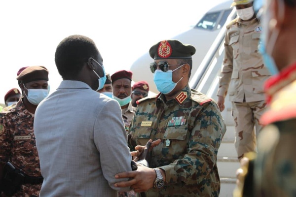السودان.. البرهان ونائبه يصلان إلى الفاشر لحضور اجتماع أمني